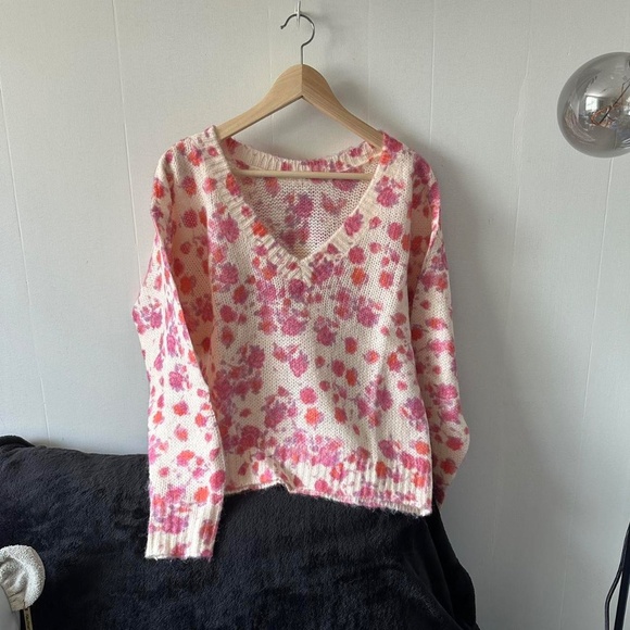 Soft pink floral v-neck sweater - Picture 1 of 8
